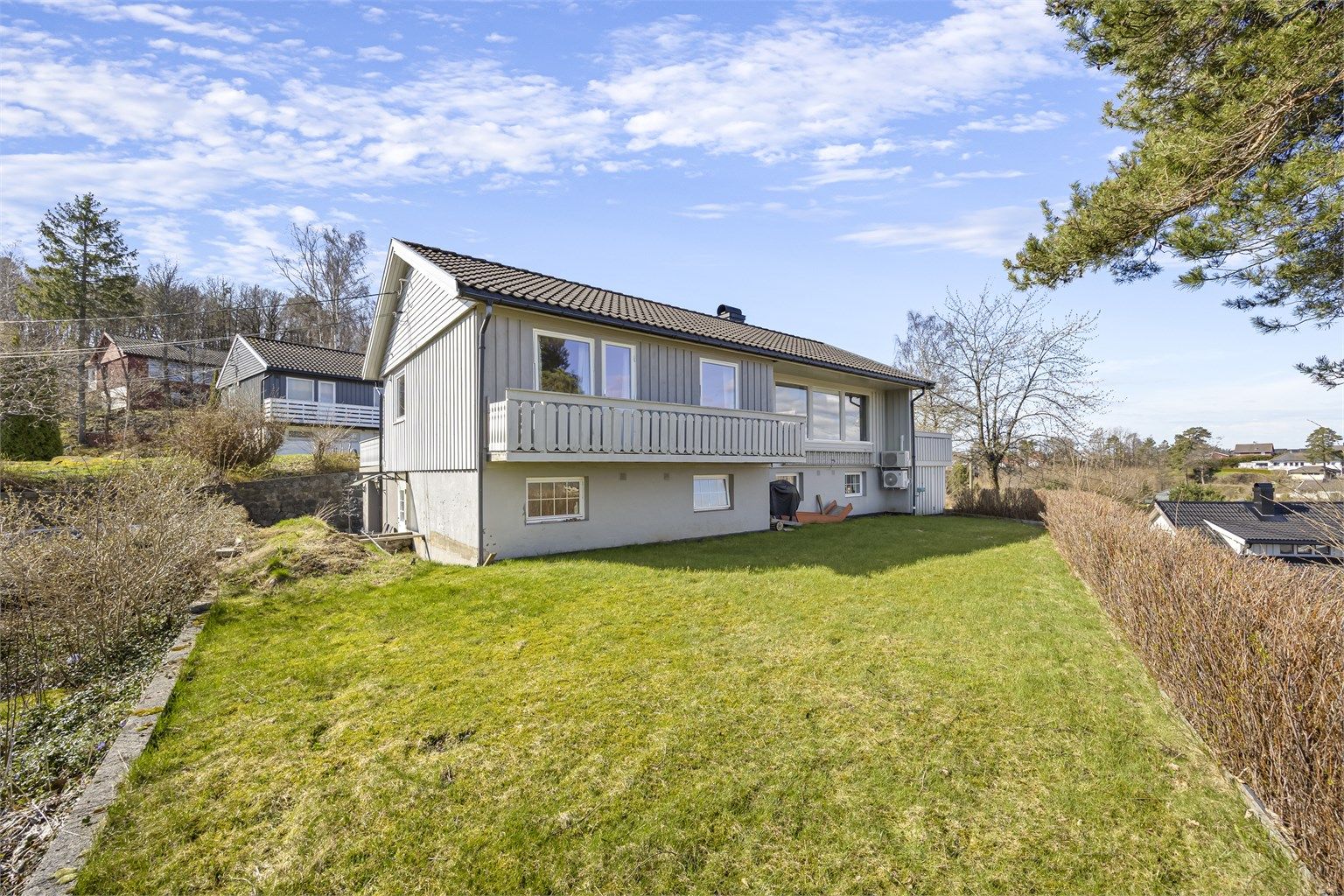 Med en opparbeidet hage og beliggenhet i et barnevennlig område, er dette et ideelt hjem for familien. Svalestien barnehage ligger kun et par minutters gange unna.