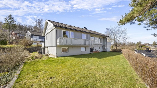 Med en opparbeidet hage og beliggenhet i et barnevennlig område, er dette et ideelt hjem for familien. Svalestien barnehage ligger kun et par minutters gange unna.