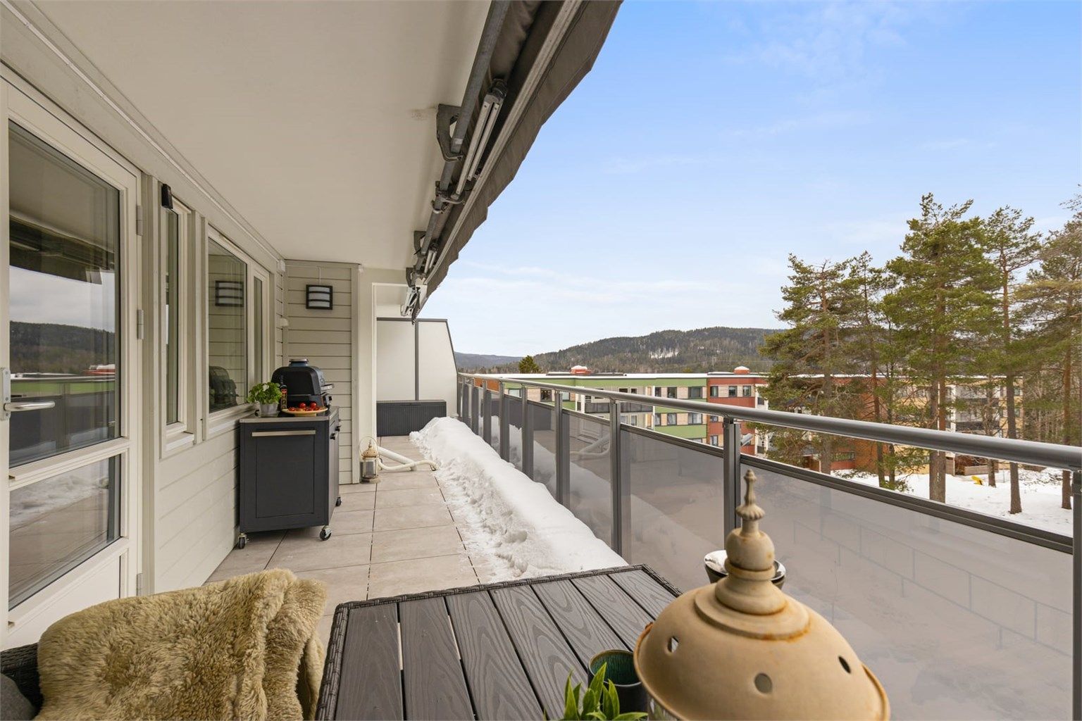 En lekker og oppgradert 3-roms leilighet i 4. etasje med stor, vestvendt balkong på 21 m².