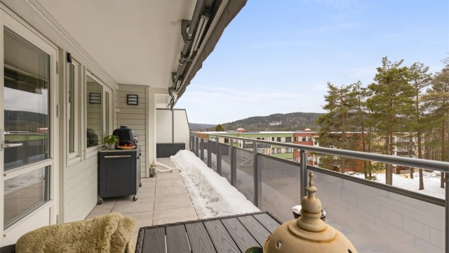 En lekker og oppgradert 3-roms leilighet i 4. etasje med stor, vestvendt balkong på 21 m².