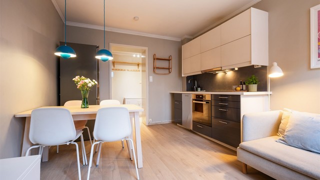 Åpent kjøkken med naturlig plass til spisebord