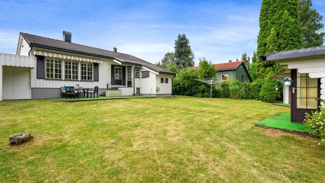 Den store, skjermede hagen har gode solforhold og gir rikelig med plass for lek og sosiale sammenkomster.