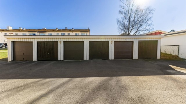 Det medfølger 1 garasjeplass med ferdig installert lader til el-bil