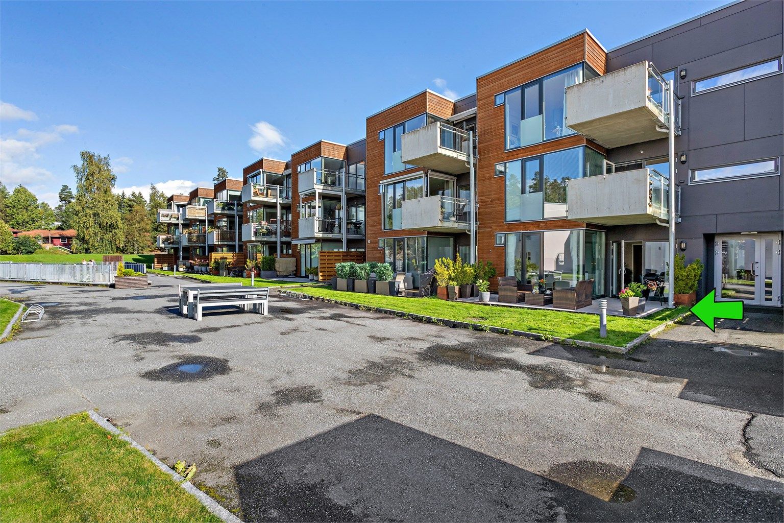 Leiligheten ligger i 1. etasje med trappefri adkomst med sentral beliggenhet over Bøleråsen senter 