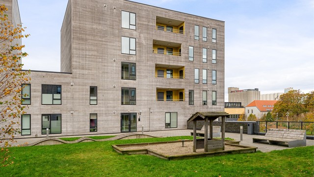 Leiligheten er beliggende midt i hjertet av Stavanger øst, med nærhet til en rekke fasiliteter.