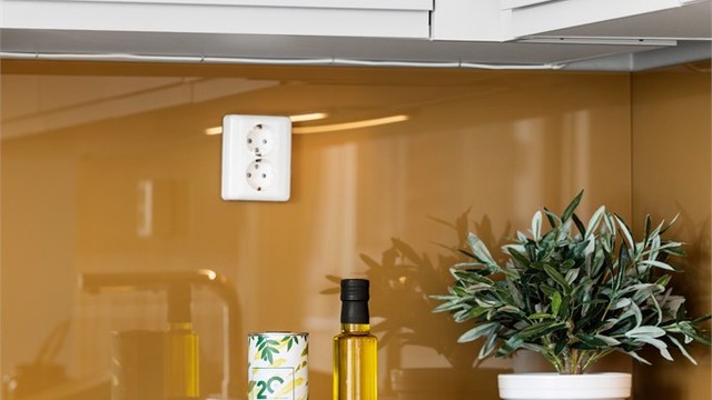 Glassplate over benken beskytter veggen og forenkler renhold.