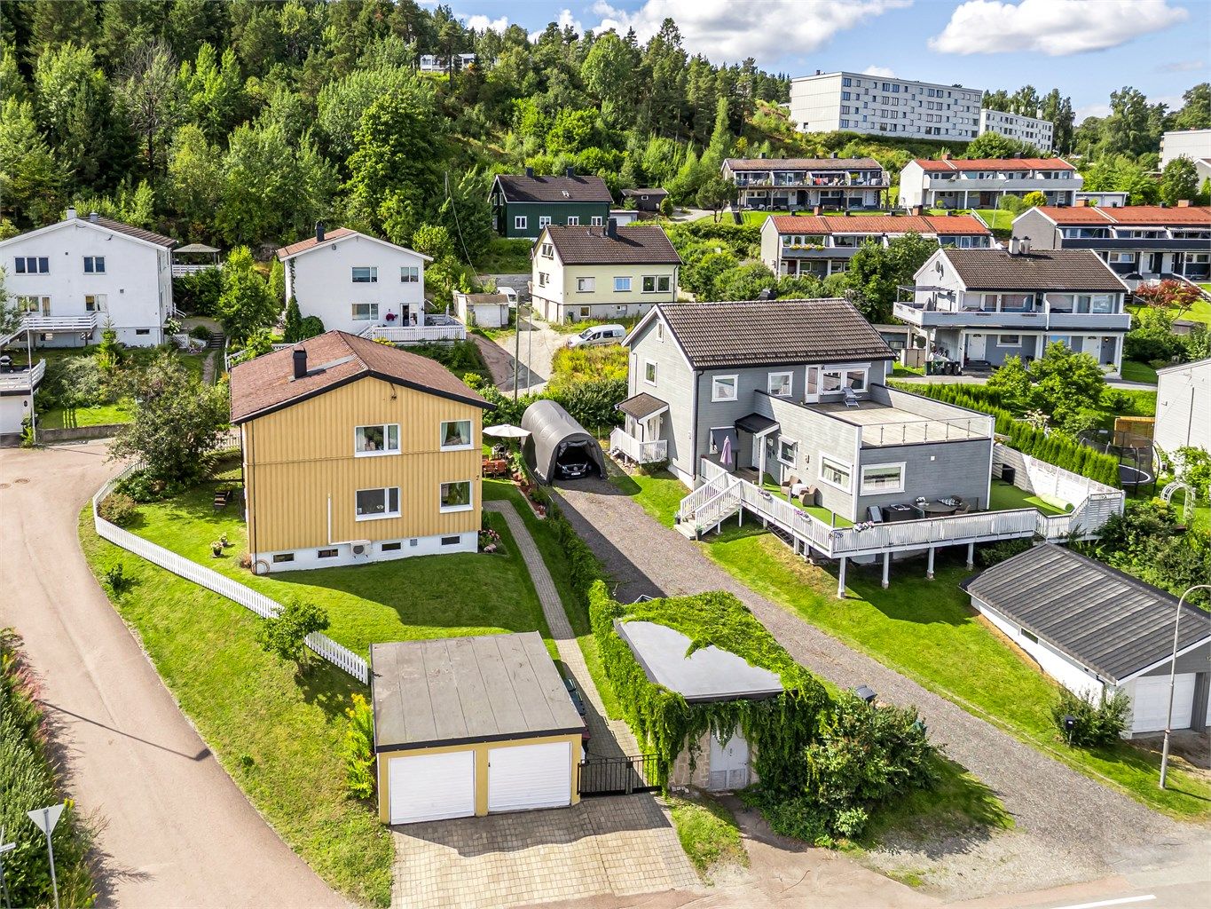 En parkeringsplass i garasje