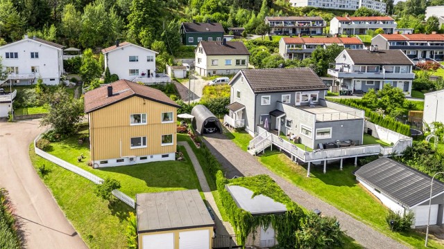 En parkeringsplass i garasje