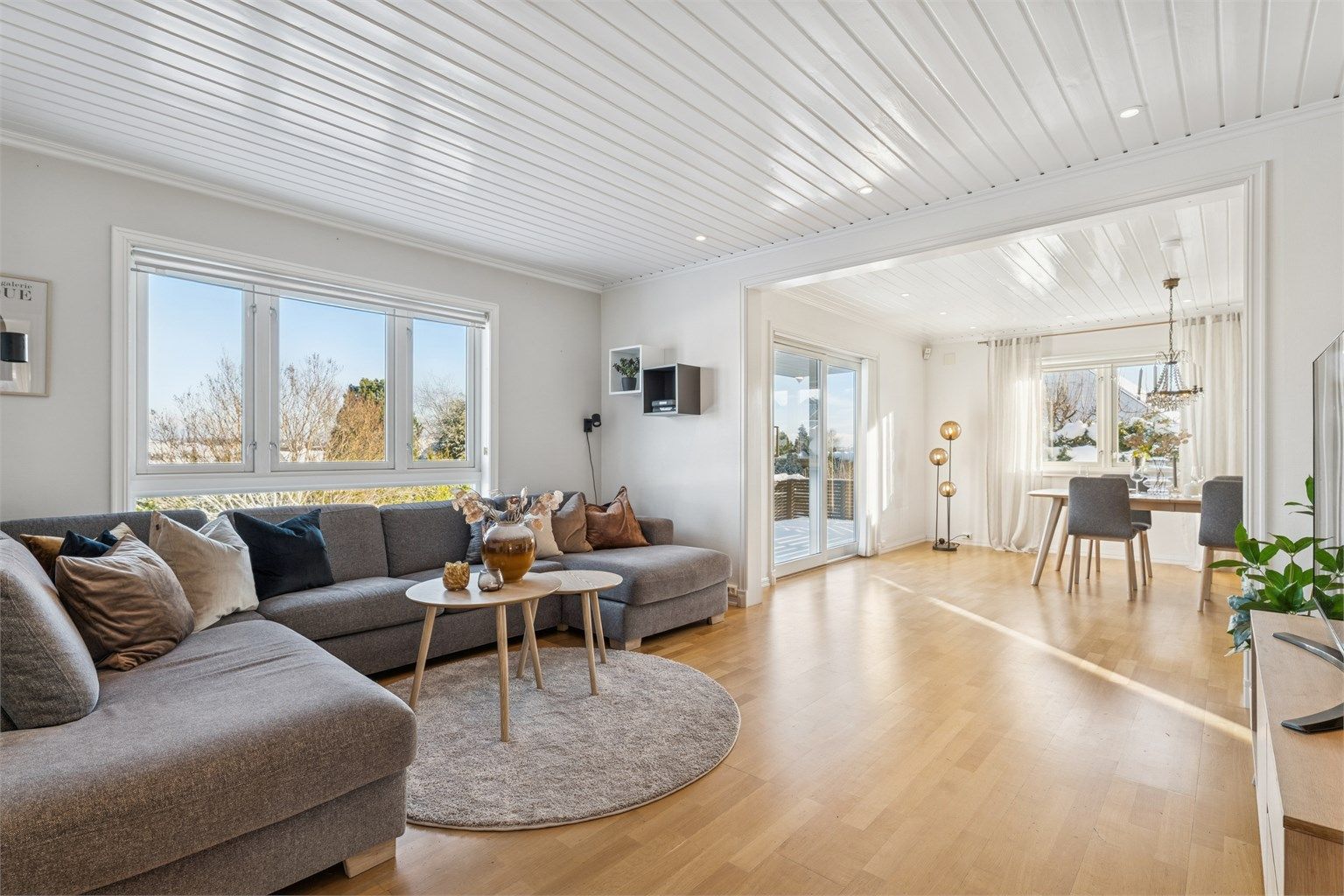 Lyse overflater og mye naturlig lys gir en god romfølelse. 