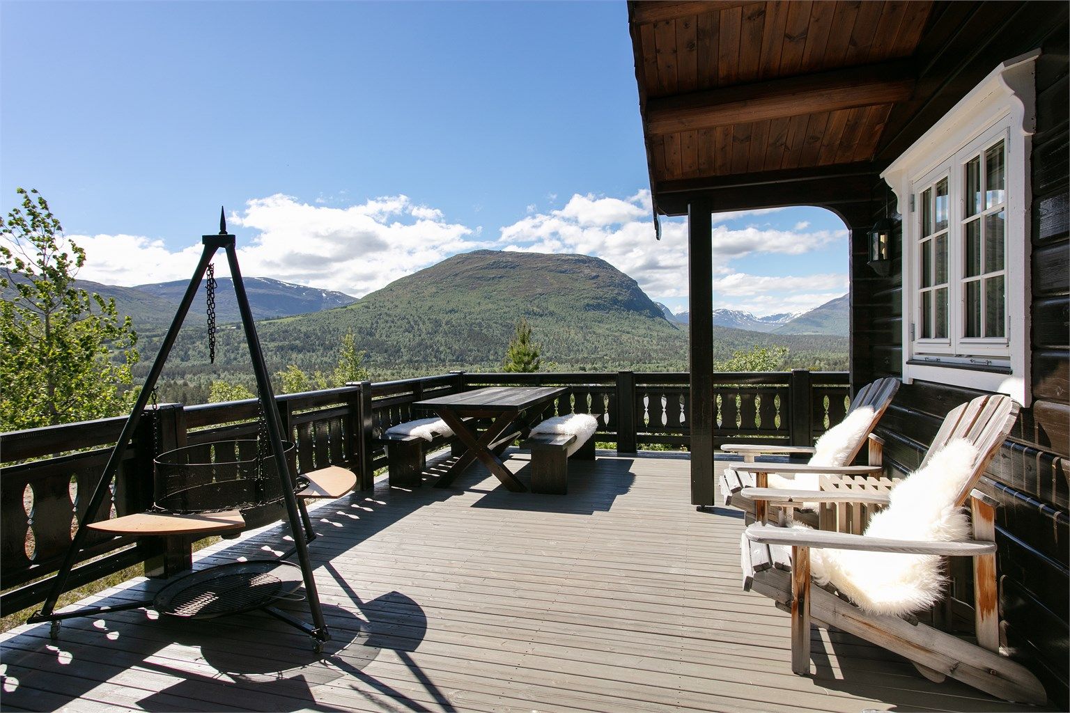 Stor og romslig terrasse som dels er overbygd