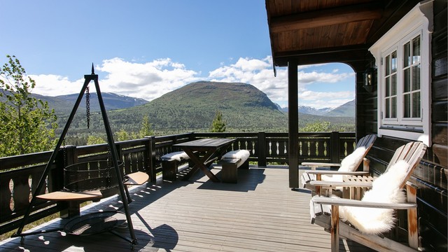 Stor og romslig terrasse som dels er overbygd