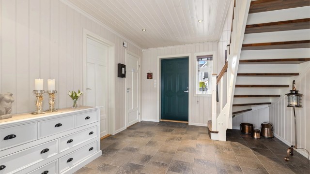 Hallen ønsker deg velkommen med flislagt gulv og gulvvarme