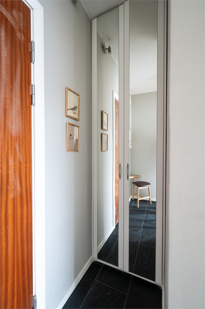 Leiligheten disponerer rikelig med lagringsplass med tre eksterne boder. 