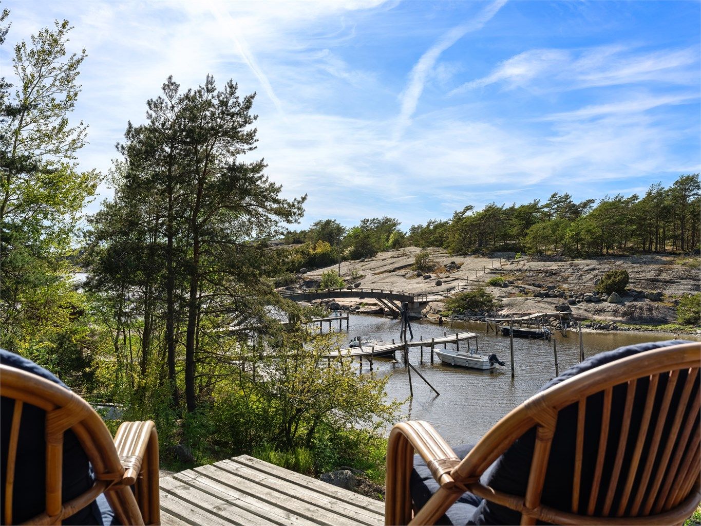 Utsiktsplatting er oppført på vestre og nedre del av den festede tomtens ca. 1.700 kvm. Nydelig utsikt mot sundets indre del og Randholmen i vest.