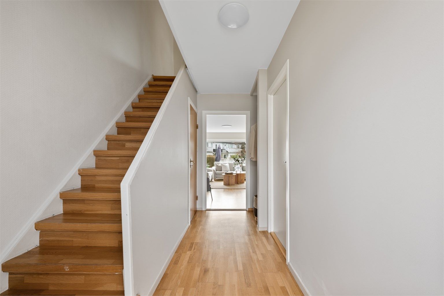 
Det er trapp ned til kjeller og opp til 2.etg fra entré.
