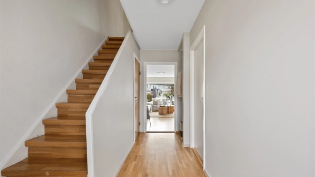 Det er trapp ned til kjeller og opp til 2.etg fra entré.