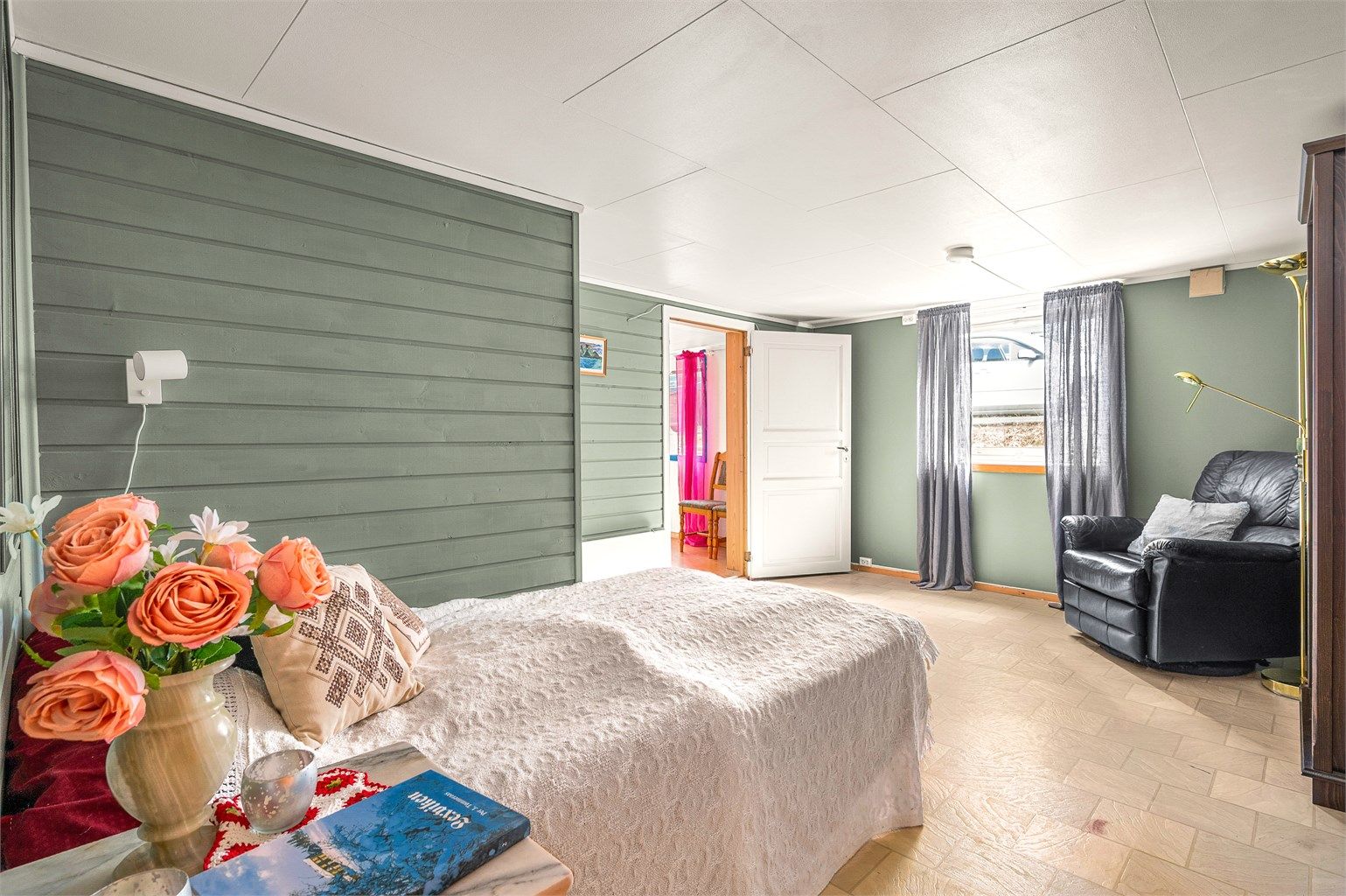 Soverom 2 er på 13,5 kvm og har gode møbleringsmuligheter. 