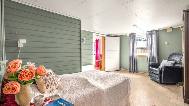 Soverom 2 er på 13,5 kvm og har gode møbleringsmuligheter.