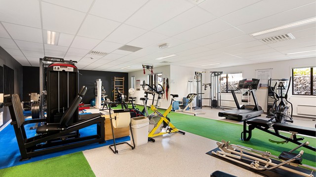 Sameiet har attraktive felles fasiliteter som dette treningsrommet, samt felles takaltan, festlokale og 2 stk. hybler som kan leies til overnattingsgjester.