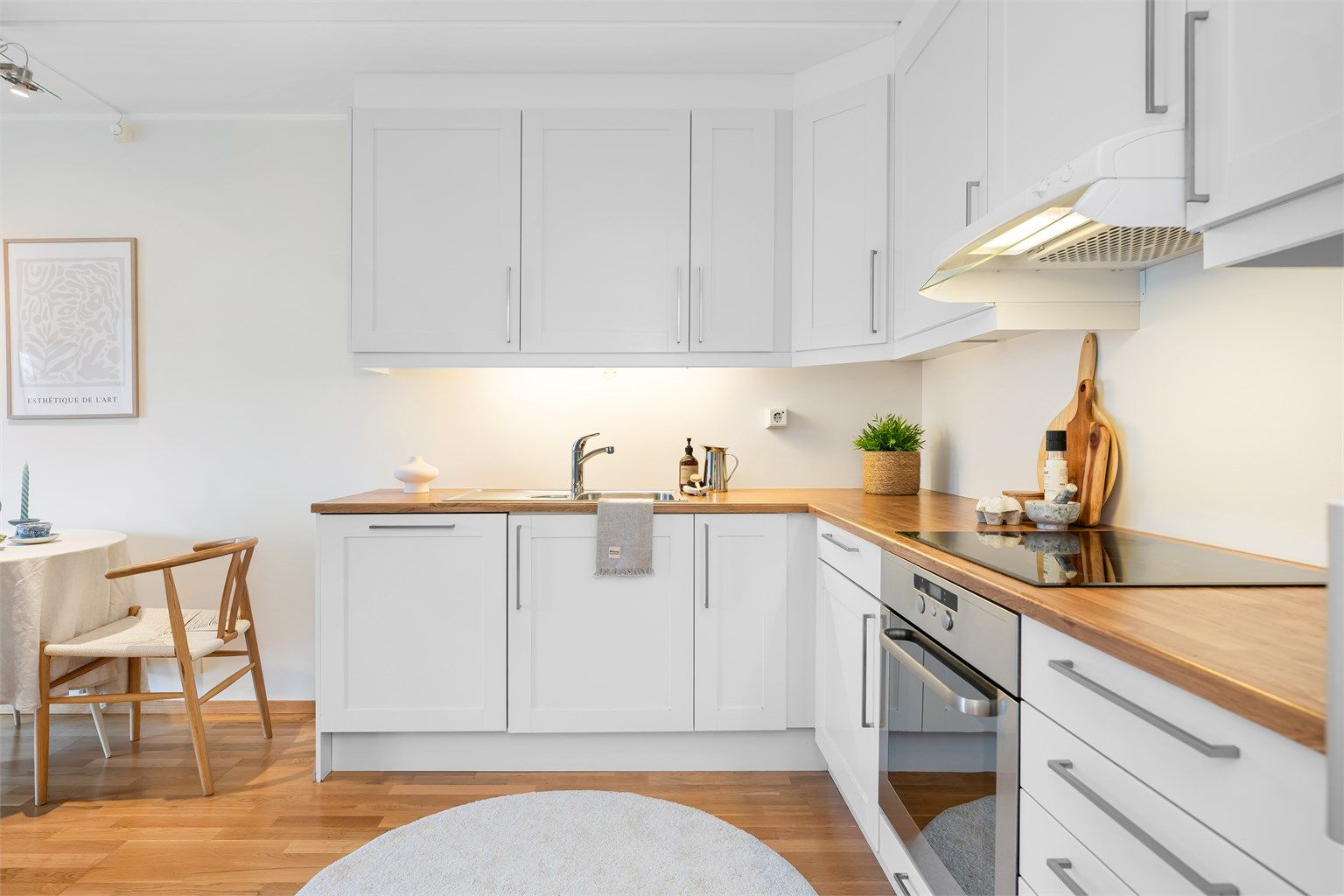 Stort kjøkken fra Norema med lyse og profilerte fronter. 