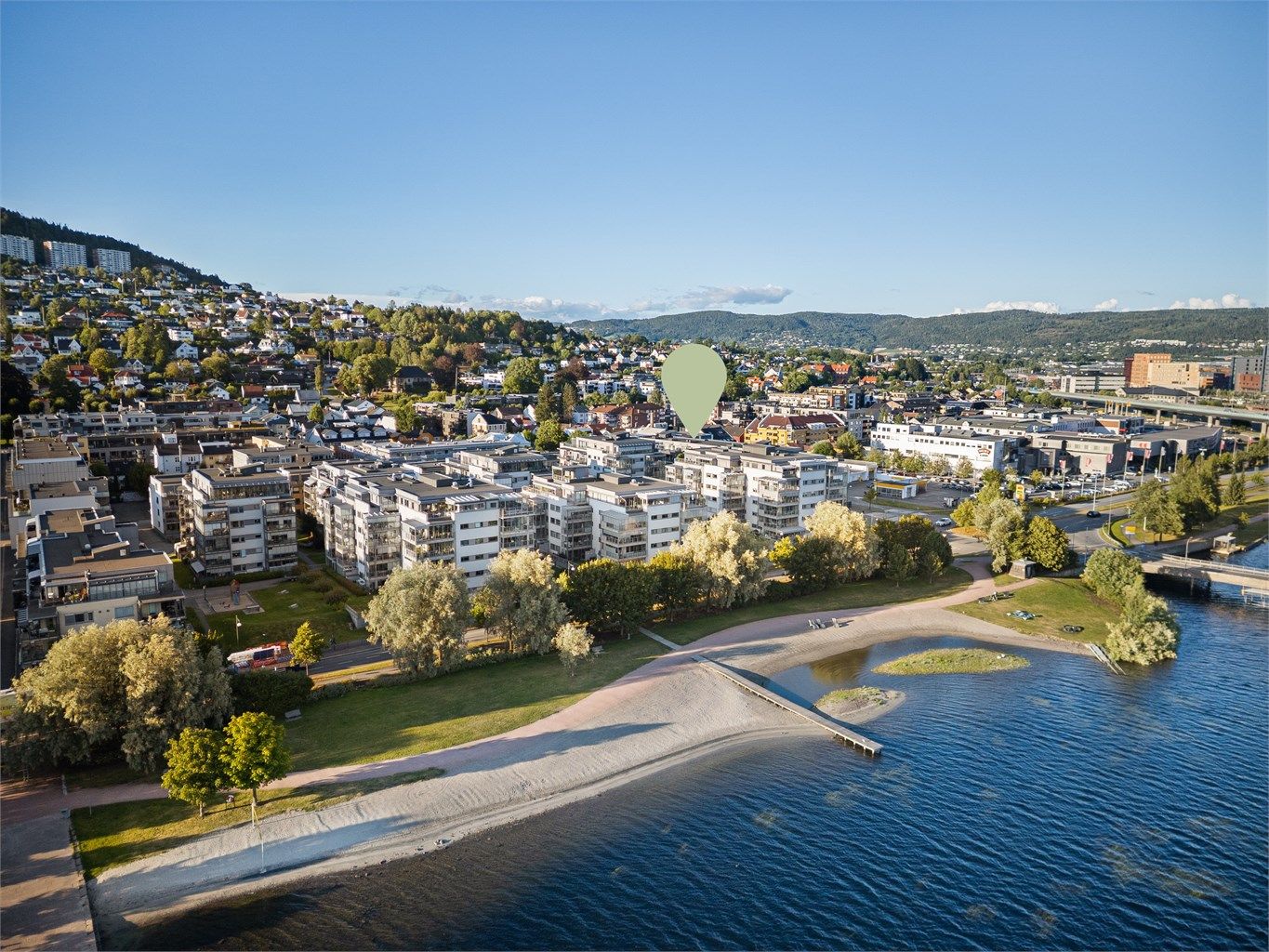 Umiddelbar nærhet til bussholdeplass og det er kun 10 minutters gange til Brakerøya togstasjon.