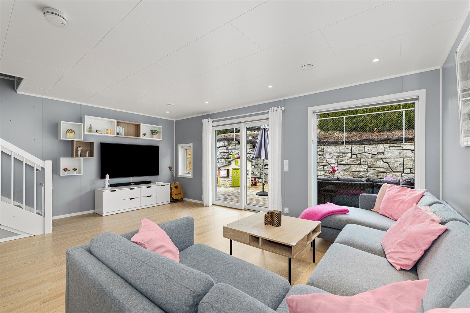 Lys og trivelig stue med fin plass til sofakrok og spisestueplass. Utgang til koselig markterrasse