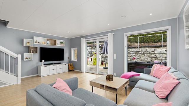 Lys og trivelig stue med fin plass til sofakrok og spisestueplass. Utgang til koselig markterrasse