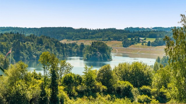 Fra eiendommen kan man se ned til Vorma og mulighet for å se hjuldamperen Skibladner flere ganger i uken