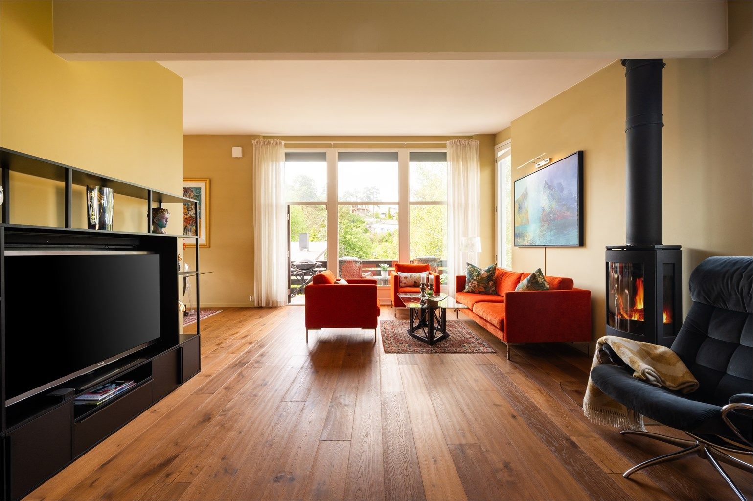 Stuen er romslig og kan enkelt innredes etter eget ønske og personlig stil med en hyggelig sofagruppe og tilhørende salongbord samt tv-benk eller annet ønskelig stuemøblement.