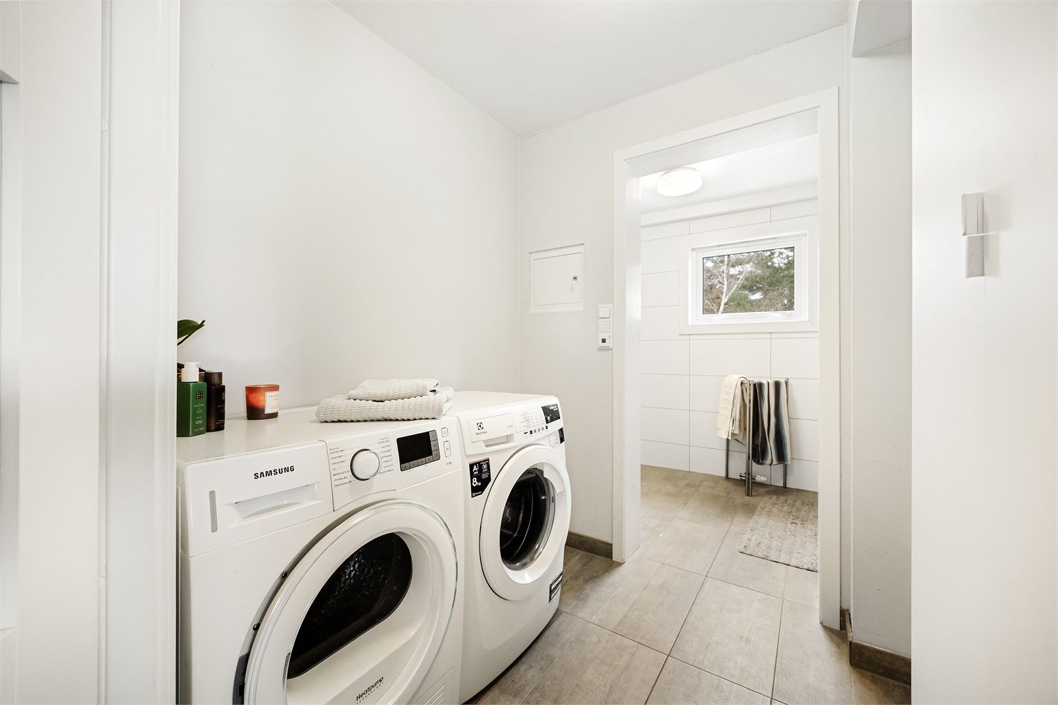 Baderom/vaskerom rehabilitert i 2014 med moderne, praktiske løsninger og opplegg for vaskemaskin og tørketrommel.