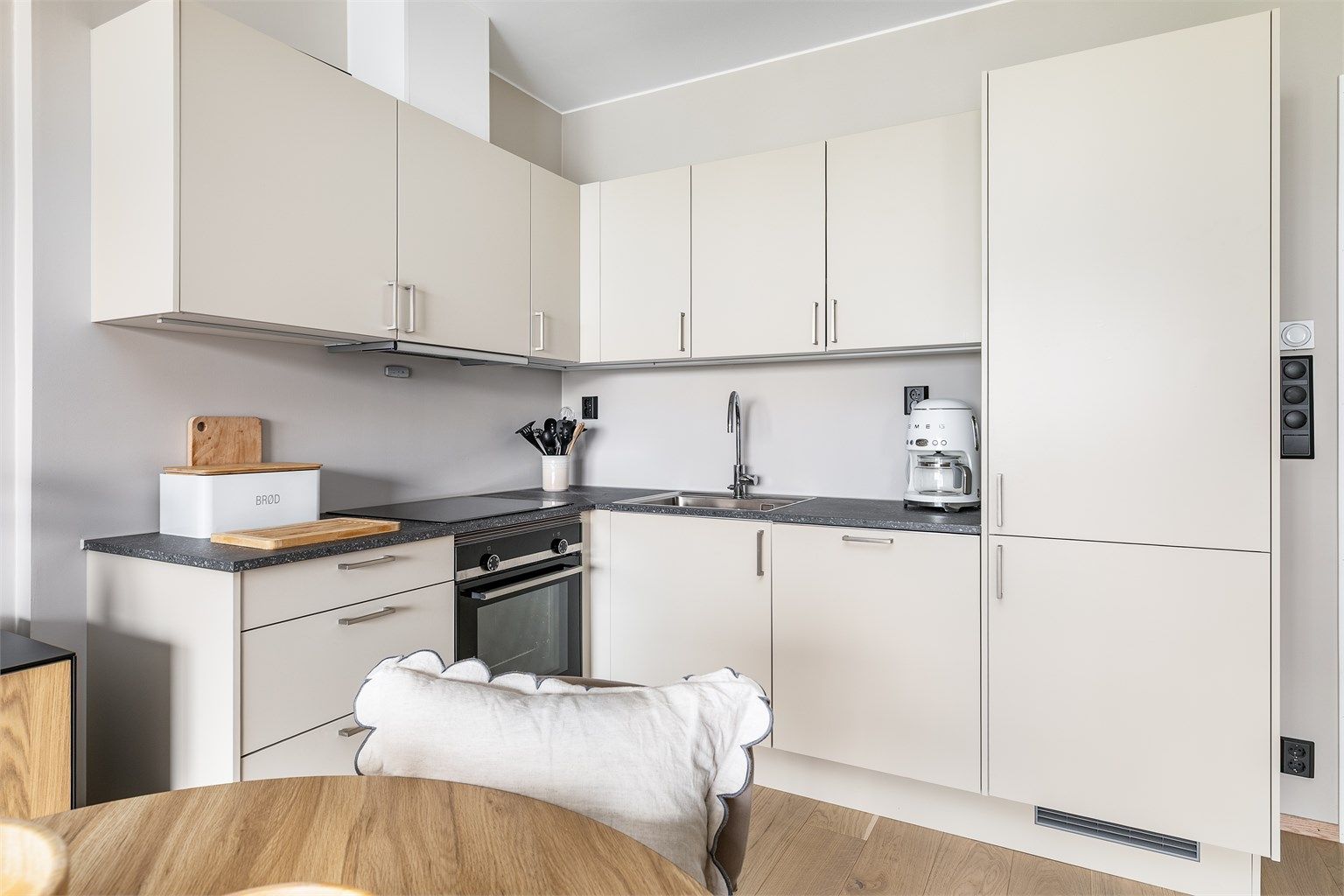 Kjøkkeninnredningen er en stilsikker løsning fra kvalitetsprodusenten Sigdal.