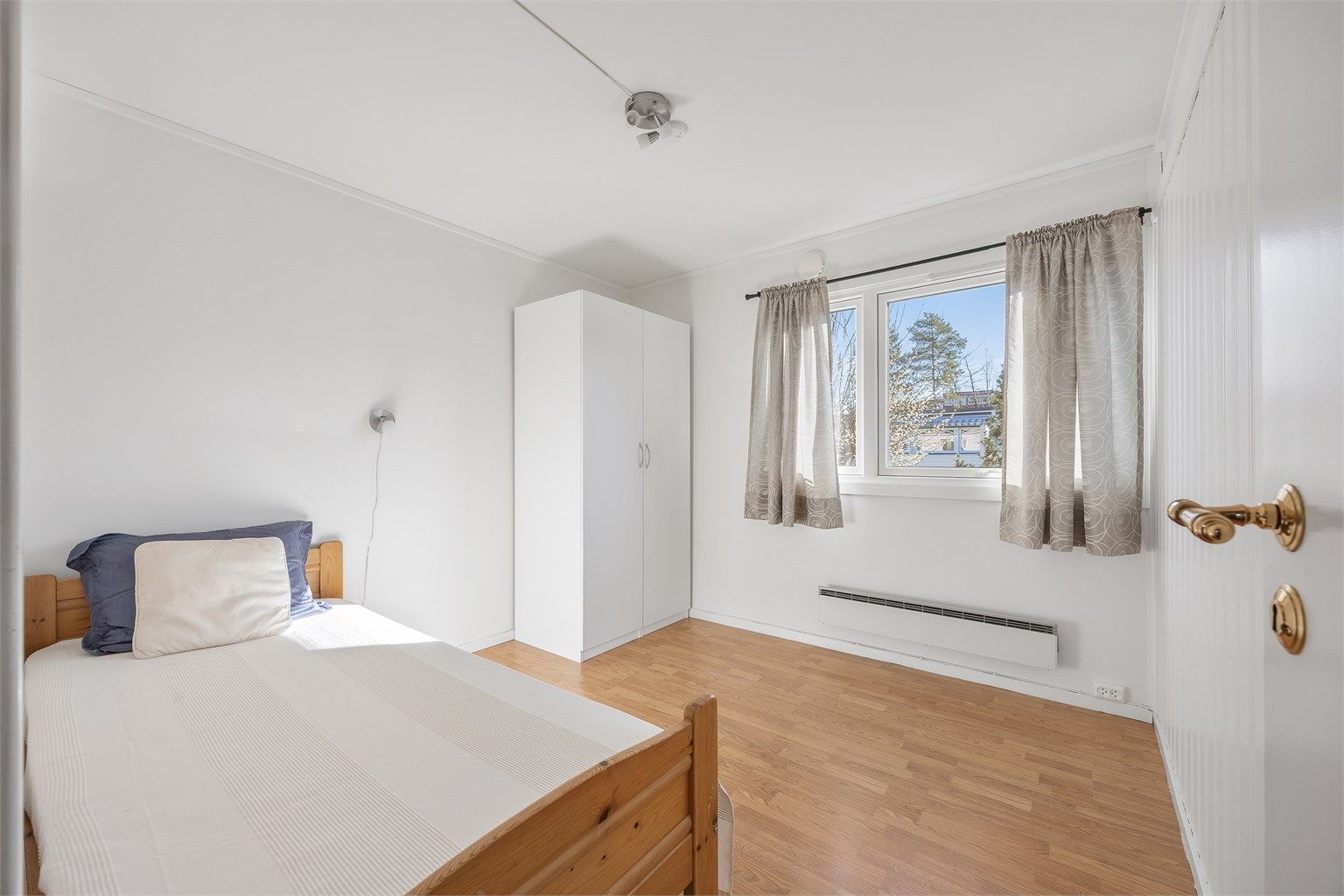 Alle soverommene har vinduer som slipper inn godt med dagslys.