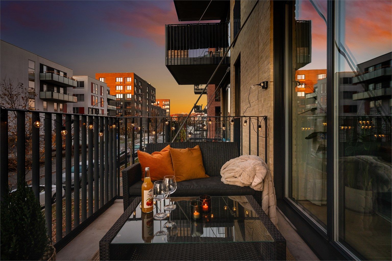 Beliggende i 2. etg. med heisadkomst. 