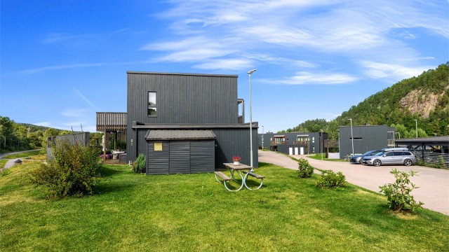 Sameiet Lindås Park har felles grøntarealer og ligger i et rolig boligområde.