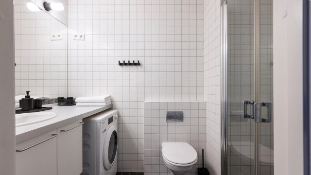 Leiligheten har et delikat bad med varmekabler i gulv og lyse flis- og fargevalg.