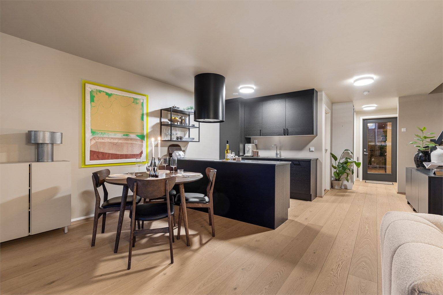 Boligen er oppført i en moderne stil som går igjen gjennom hele huset.