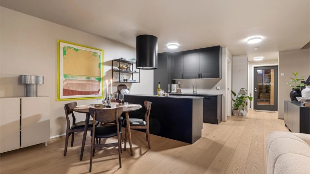 Boligen er oppført i en moderne stil som går igjen gjennom hele huset.