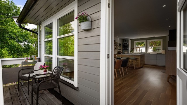 Balkongen utenfor stuen har god plass til en sittegruppe.