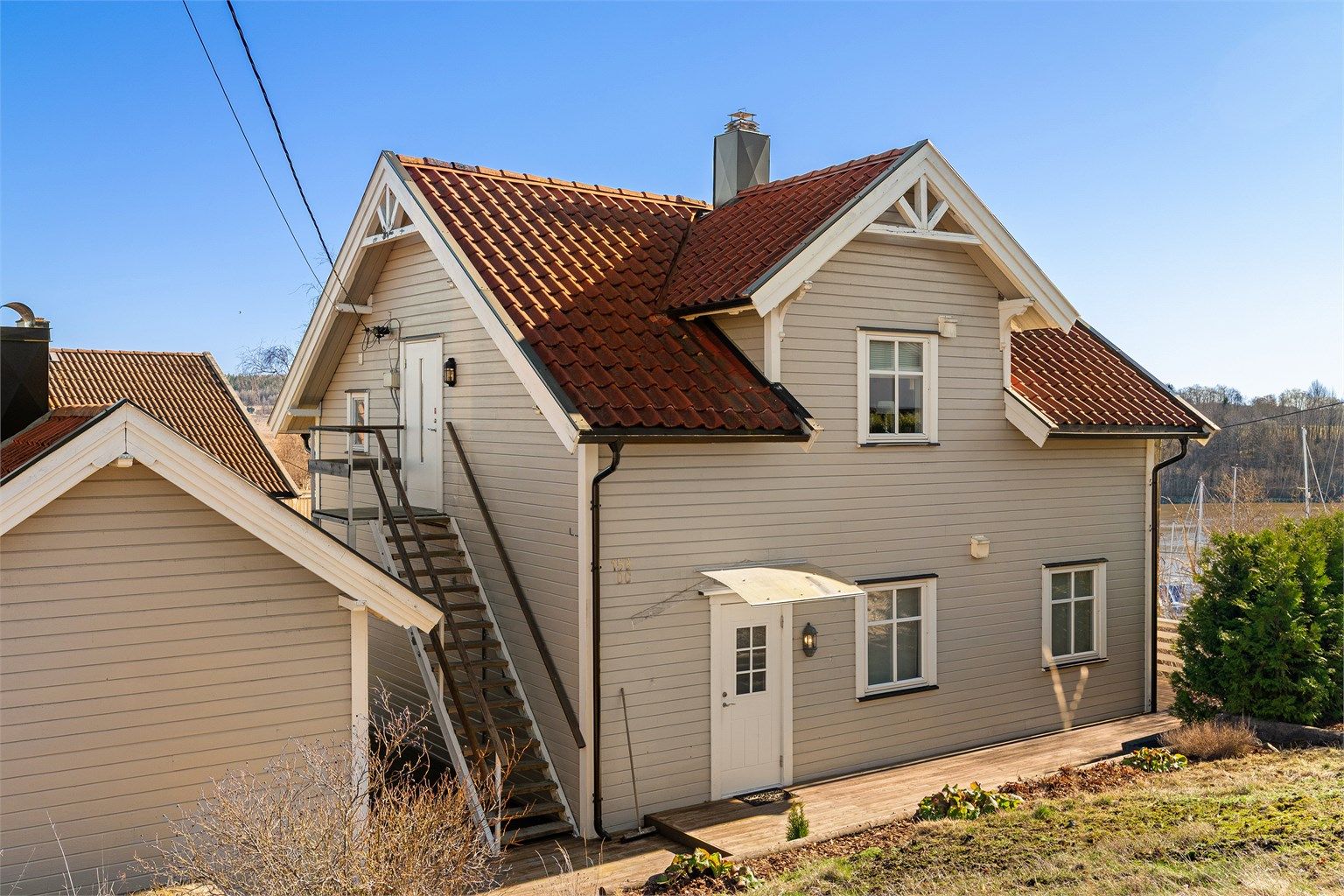 Til leiligheten er det utvendig adkomst på egen trapp til andre etasje.