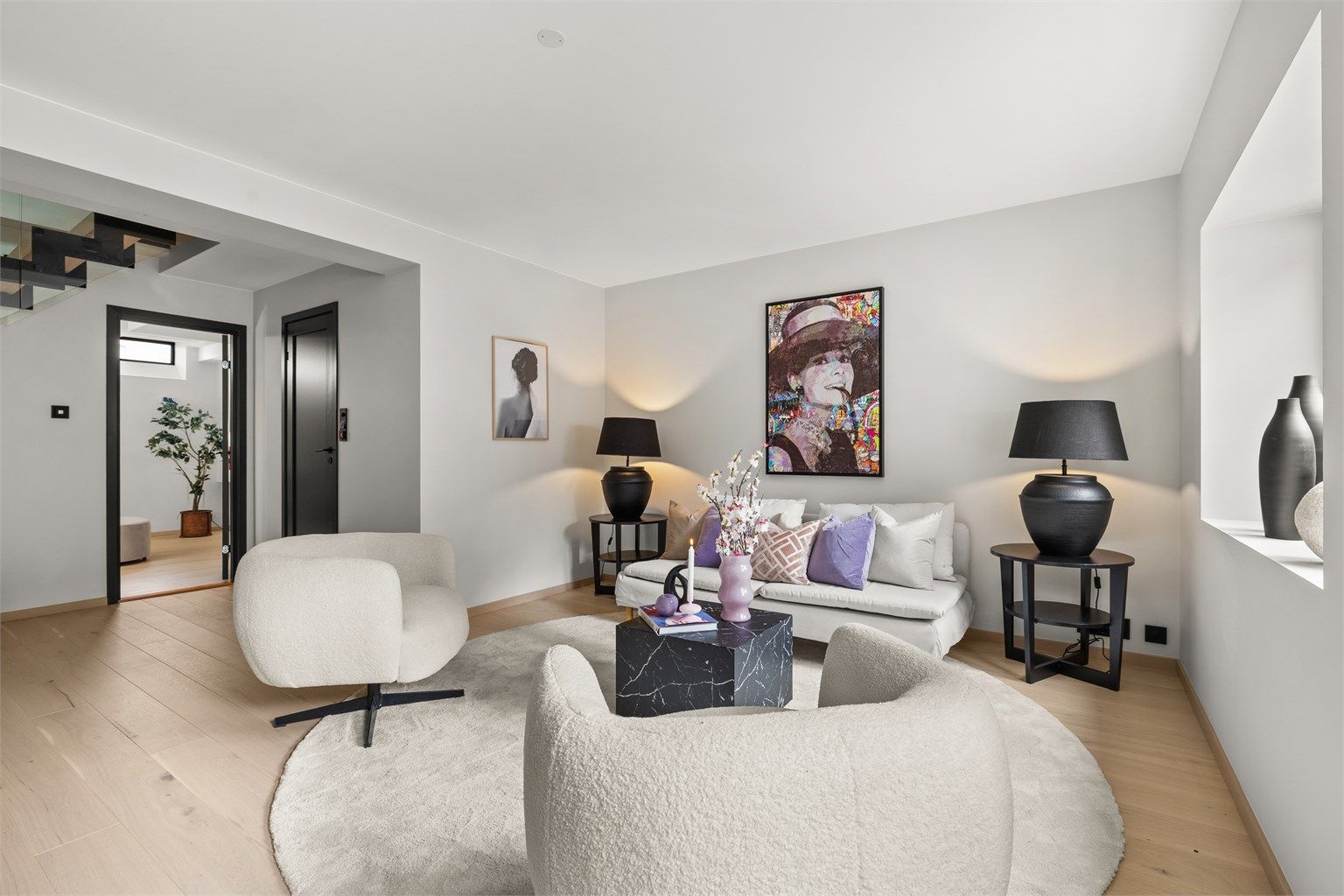 Romslig kjellerstue med 1-stavs parkett med gulvvarme