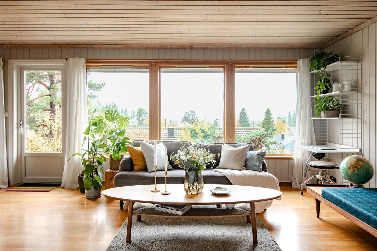 Store vindusflater gir flott utsyn og godt med dagslys inn i oppholdsrommet.