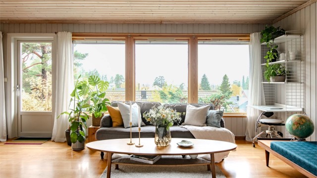 Store vindusflater gir flott utsyn og godt med dagslys inn i oppholdsrommet.