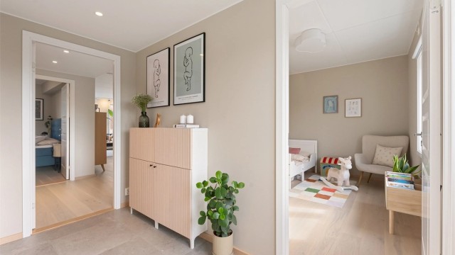 Leiligheten har en god planløsning med to soverom praktisk plassert i nærheten av hverandre.