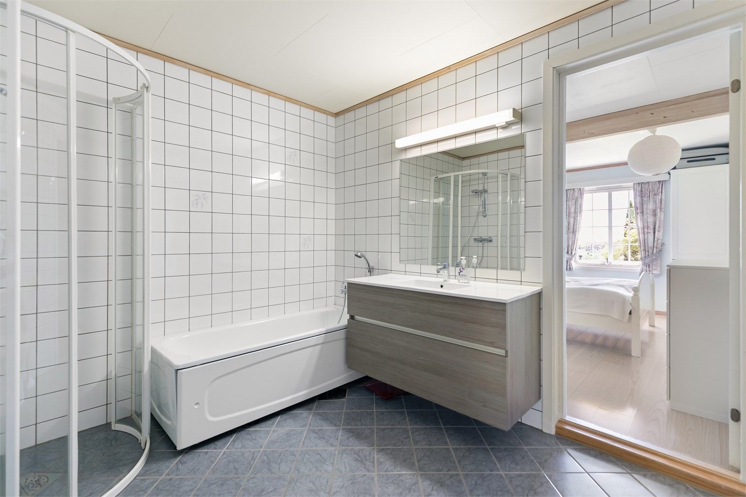 Badet er tilknyttet et av soverommene i underetasjen.