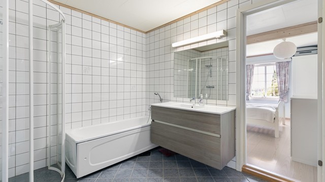 Badet er tilknyttet et av soverommene i underetasjen.