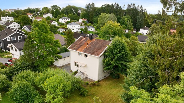 Området består hovedsakelig av villabebyggelse og eneboliger og kan ansees som et svært attraktivt boligområde for barnefamilier