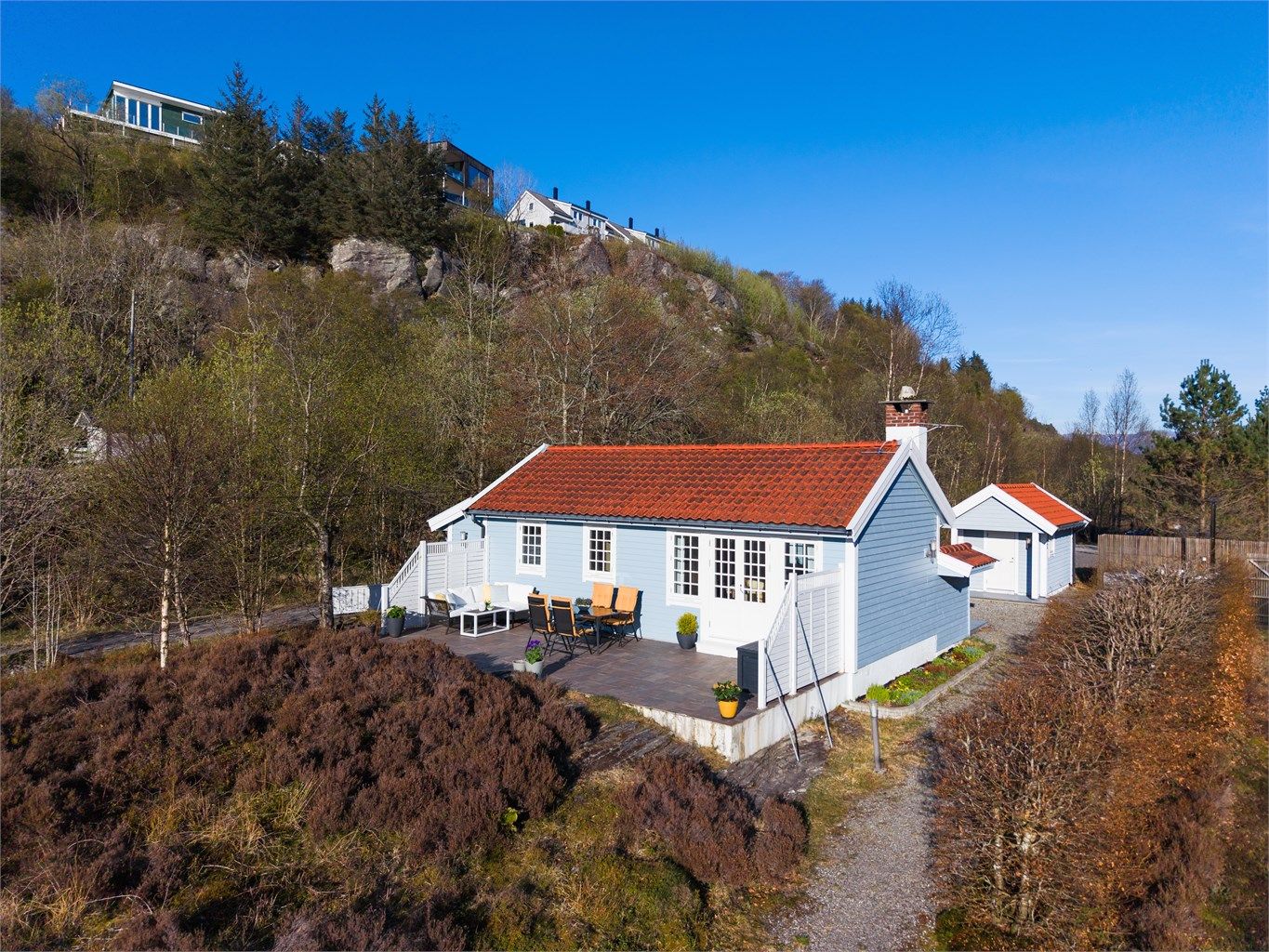 Velkommen til vakre Træsbrekkene 29. En nydelig fritidseiendom like ved sjøen.