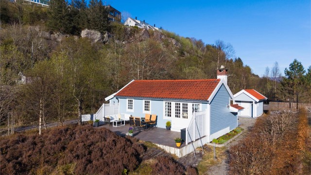 Velkommen til vakre Træsbrekkene 29. En nydelig fritidseiendom like ved sjøen.