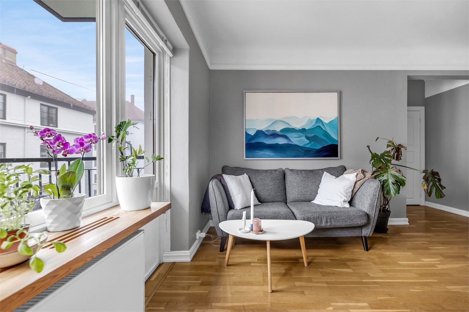 Fra stuen er det utgang til leilighetens balkong.