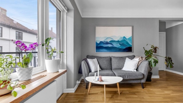 Fra stuen er det utgang til leilighetens balkong.